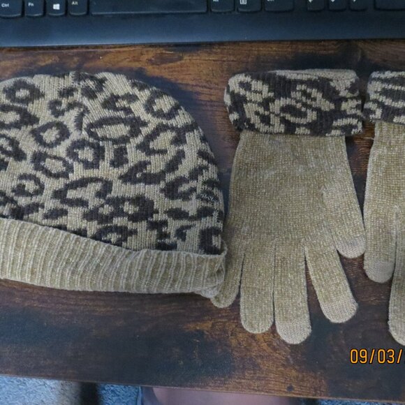 Cheetah Print Brown Winter Hat and Gloves - Picture 1 of 4
